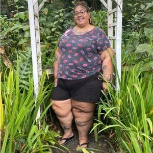 Torrid Plus Size 5 5X 28 Tee with Pink and Purple Lips